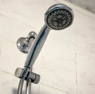 ¿Cómo eliminar las manchas negras de la ducha?