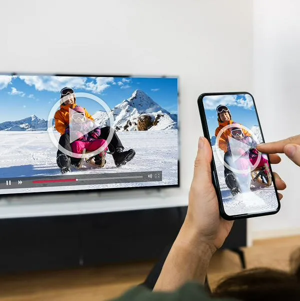 Mujer proyectando pantalla en nota sobre cómo transmitir Telegram en el televisor