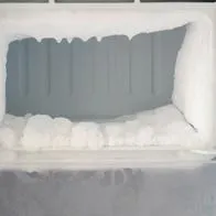 ¿Cómo quitar el hielo que se forma en la nevera?
