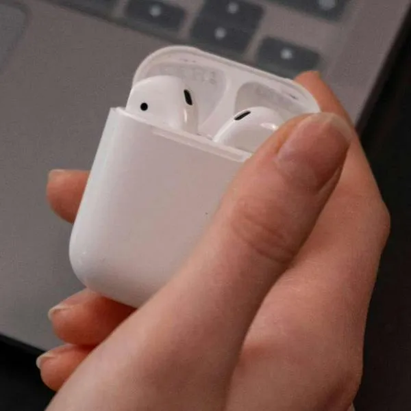 Foto de auriculares, en nota de cuánto se deben cargar mis audífonos Bluetooth por primera vez para no dañarlos