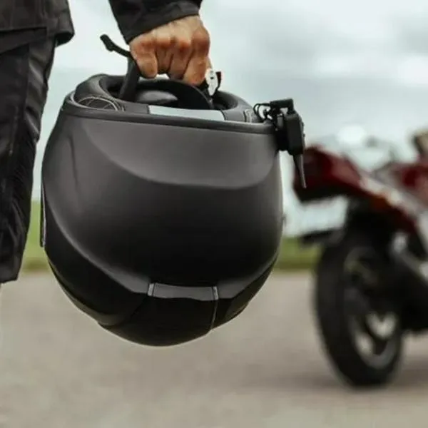 Hombre amenazó a agentes que intentaron inmovilizar su moto y la bajó de la grúa