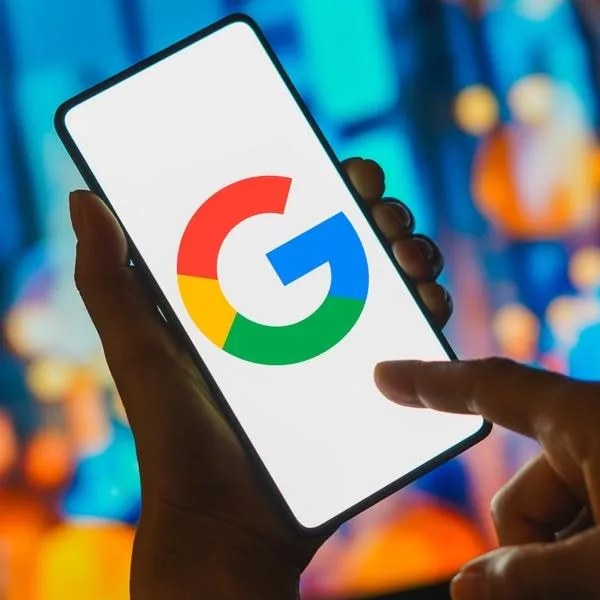Teléfono con logo de Google a propósito de cómo se vería el buscador si fuera una persona real