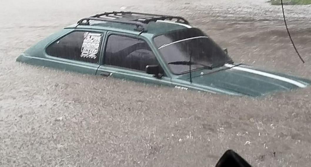 En Cali fueron grabadas a varias personas sobre planchones tras fuertes lluvias