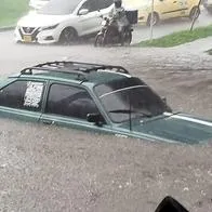 En Cali fueron grabadas a varias personas sobre planchones tras fuertes lluvias