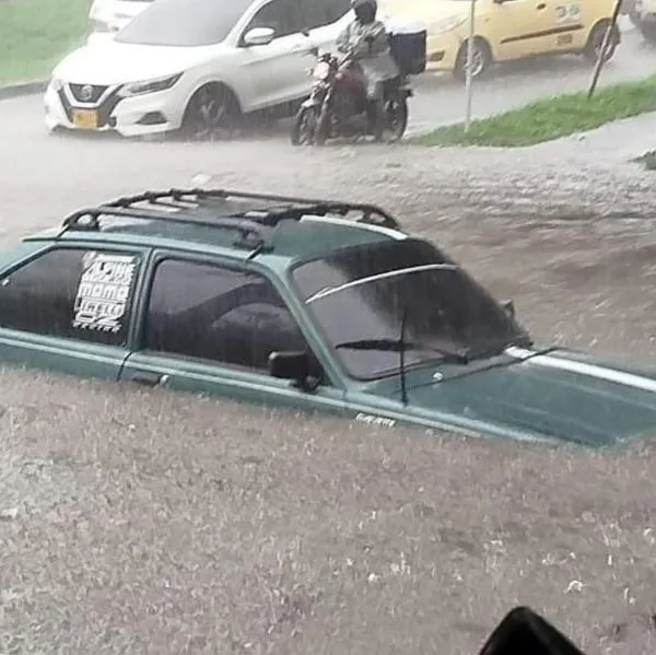 En Cali fueron grabadas a varias personas sobre planchones tras fuertes lluvias