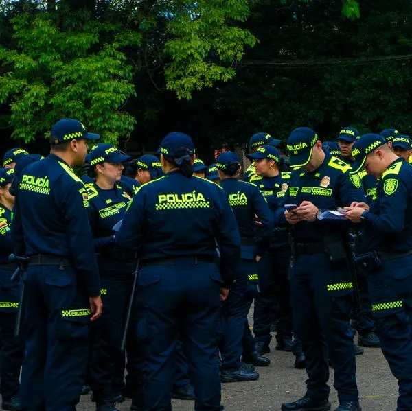 Coronel que habrían pillado en infidelidad es comandante de Transmilenio y lo señalan de amenazar a patrullero, quien es víctima de los cachos. 