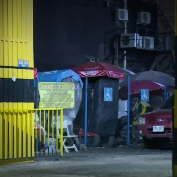 Una banda delincuencial conformada por 5 individuos llegó hasta el lugar para cometer un robo, pero tuvieron que huir luego de que un hombre sacara un arma.