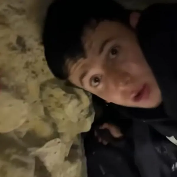 Momento en el que un 'youtuber' colombiano se pierde dentro de las catacumbas de París