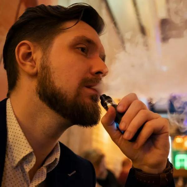 Nueva ley de vapeadores en Colombia prohíbe uso de estos en bares, restaurantes y más comercios: detalles