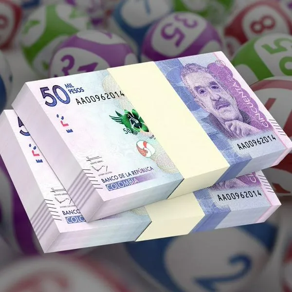 Balotas de lotería y billetes de Colombia, en nota sobre cómo ganar plata en ese juego