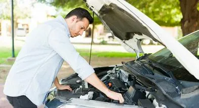 ¿Por qué el carro huele a quemado?