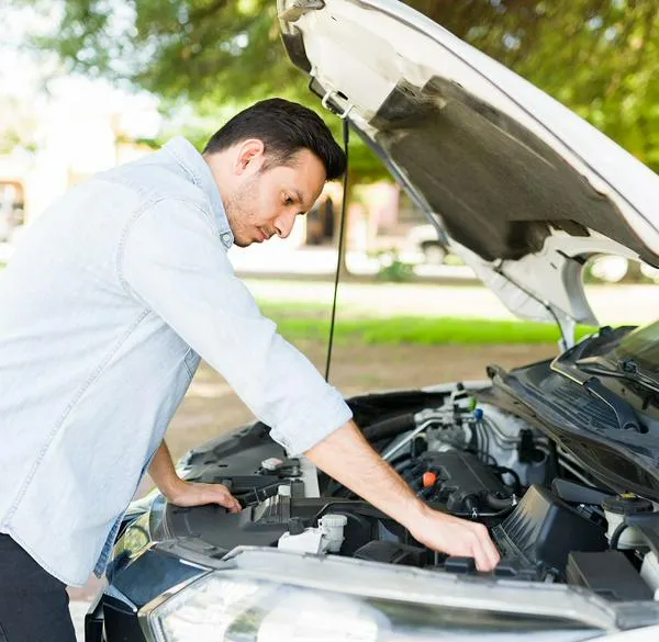 ¿Por qué el carro huele a quemado?