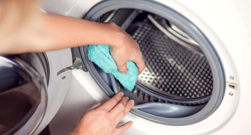 Foto de limpieza de lavarropa, en nota de cómo quitar lo negro en goma de lavadora con truco casero para dejarla como nueva