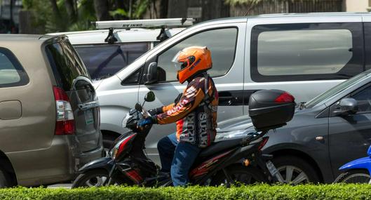 Foto de motociclista, en nota de qué gasta más gasolina entre prender y apagar la moto o dejarla prendida quieta