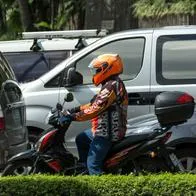 Foto de motociclista, en nota de qué gasta más gasolina entre prender y apagar la moto o dejarla prendida quieta