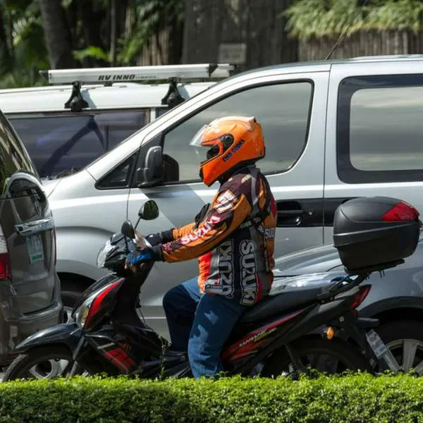 Foto de motociclista, en nota de qué gasta más gasolina entre prender y apagar la moto o dejarla prendida quieta