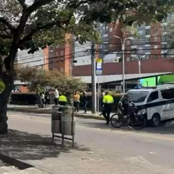 Alerta por supuestos explosivos en el norte de Bogotá en contendor de basura. El hecho ocurrió en la localidad de Usaquén, en Cedritos. 