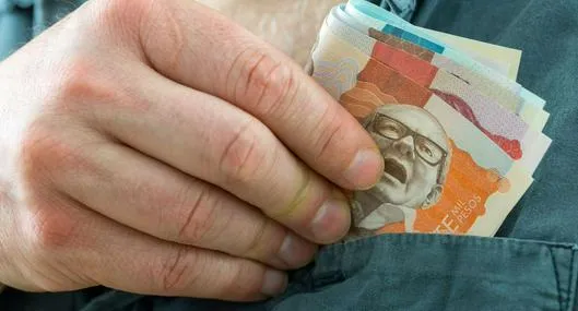 Foto de dinero colombiano, en nota de cuánto cuesta mantener un hijo en Colombia en Bogotá, Manizales, Cartagena y más