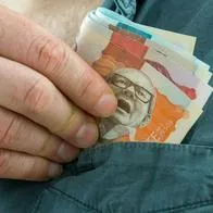 Foto de dinero colombiano, en nota de cuánto cuesta mantener un hijo en Colombia en Bogotá, Manizales, Cartagena y más
