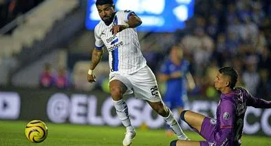 Foto de Kevin Mier, en nota de que el arquero es finalista en México con Cruz Azul y le hacen memes hasta de santo