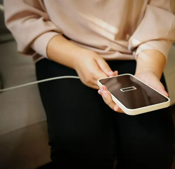 ¿Qué pasa si pones a cargar tu celular con otro cargador? 