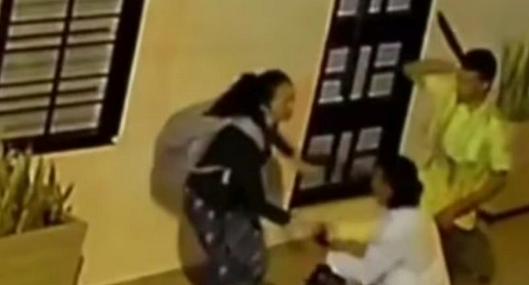 "No me hagan daño": Mujer amenazada con machete intenta persuadir a sus asaltantes