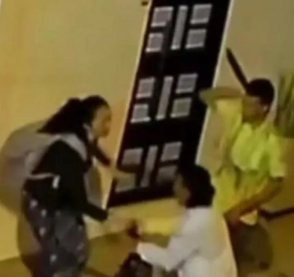 "No me hagan daño": Mujer amenazada con machete intenta persuadir a sus asaltantes