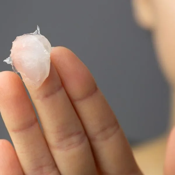 Usos poco conocidos de la vaselina: sirve como quita manchas y soluciona molestia en el cabello