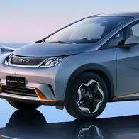 Renault y BYD libran un fuerte enfrentamiento por la venta de carros eléctricos en Colombia con el Kwid E-Tech y el iDolphin entre enero y abril de 2024.