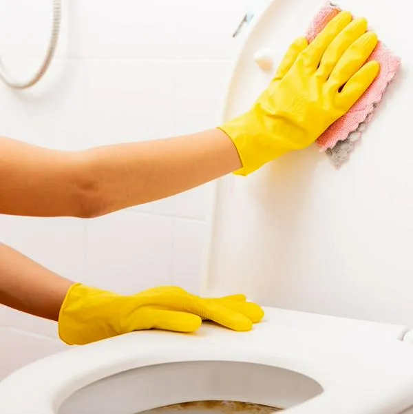 ¿Cómo quitar el color amarillo de la tapa del inodoro?