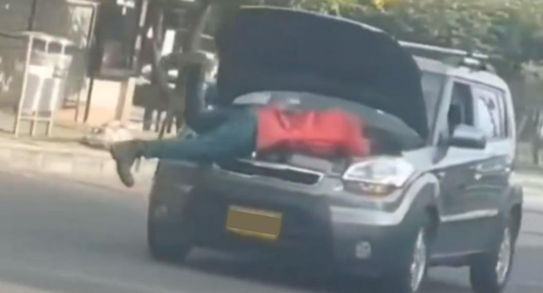 Video viral de mecánico reparando un carro en movimiento en Bogotá
