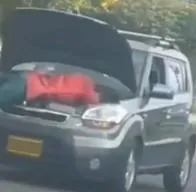 Video viral de mecánico reparando un carro en movimiento en Bogotá