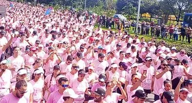 Carrera de las Rosas Bogotá 2024: mujeres corrieron por lucha contra el cánce deseno.
