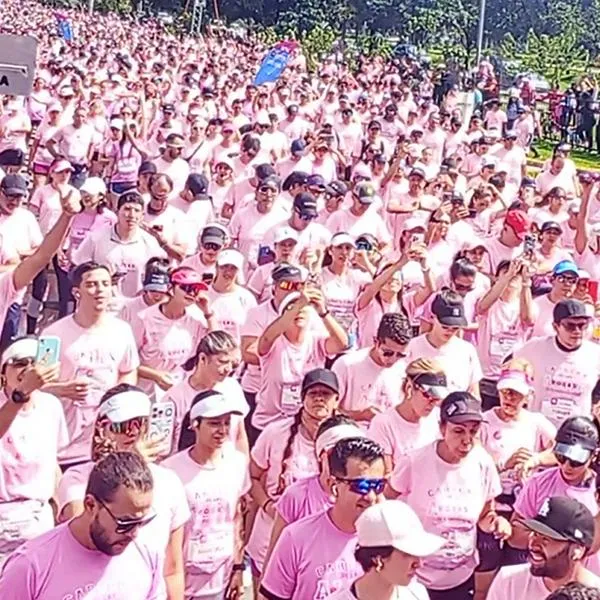 Carrera de las Rosas Bogotá 2024: mujeres corrieron por lucha contra el cánce deseno.
