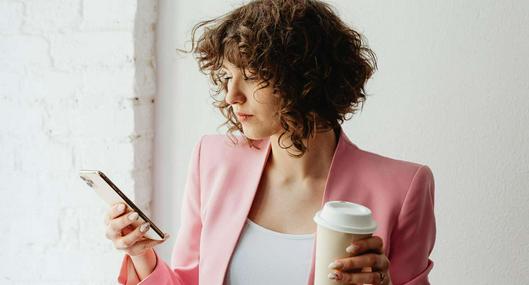 Foto de mujer con teléfono, en nota de cómo daña la vista el uso de celulares y más dispositivos 