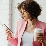 Foto de mujer con teléfono, en nota de cómo daña la vista el uso de celulares y más dispositivos 