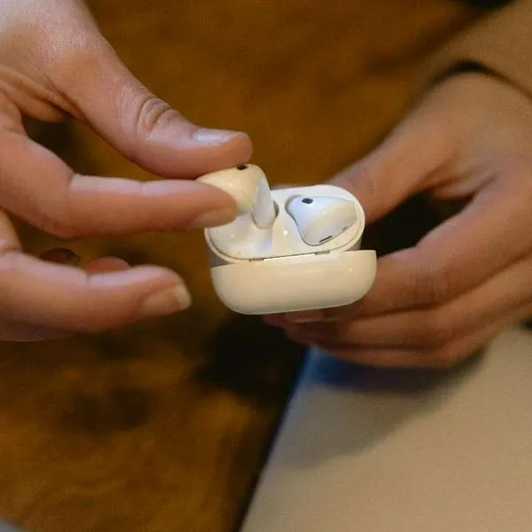 Foto de audífonos, en nota sobre por qué un AirPod se descarga más rápido que otro.