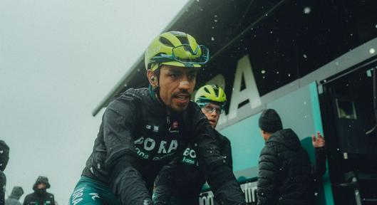Daniel Martínez se quedó sin un compañero más en el Giro de Italia.