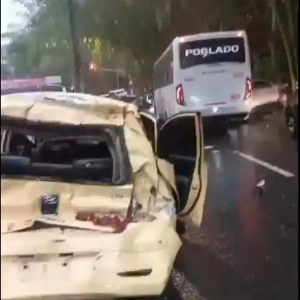 Bus se quedó sin frenos y se llevó por delante varios carros, en El Poblado