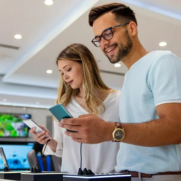 Personas mirando celulares, en nota sobre descuentos en tecnología