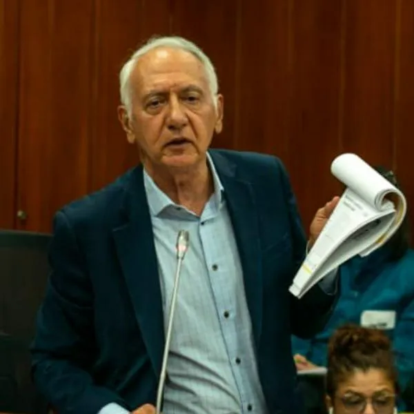 Se filtran polémicos audios del ministro de Salud, Guillermo Alfonso Jaramillo, reconociendo problemas en el sistema de salud de los maestros. 