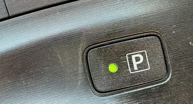 ¿Qué significa el botón P en un carro? 