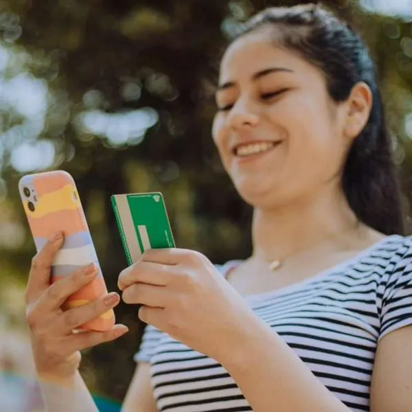 Foto de mujer comprando, en nota de cuál es mejor entre Temu y Shein, según Tiktoker que expuso diferencia de ambos