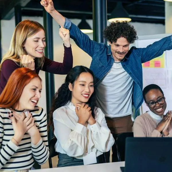 Hasta 40%  de un salario mínimo recibirán empresas por emplear a jóvenes entre 18 y 28 años