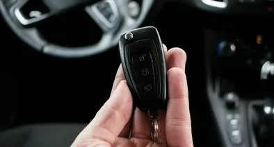 ¿Qué significan los botones del control del carro?