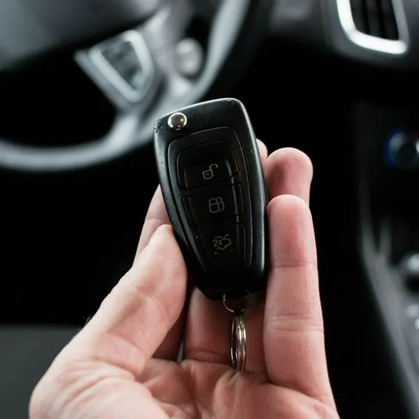 ¿Qué significan los botones del control del carro?