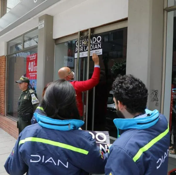 La Dian cerró sede de Adidas en Bogotá y local estará sellado por 3 días. No es la primera vez que la entidad clausura un negocio de estos. 