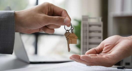 Foto de comprador de vivienda, en nota de que Fondo Nacional del Ahorro anunció actualización para usuarios para comprar casa