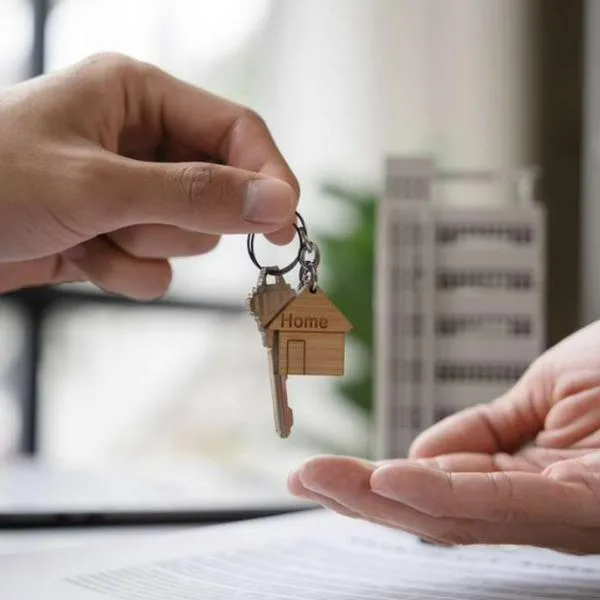 Foto de comprador de vivienda, en nota de que Fondo Nacional del Ahorro anunció actualización para usuarios para comprar casa