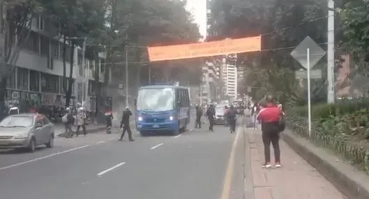 Disturbios en la Universidad Pedagógica de Bogotá, donde encapuchados atacaron y robaron bus del SITP